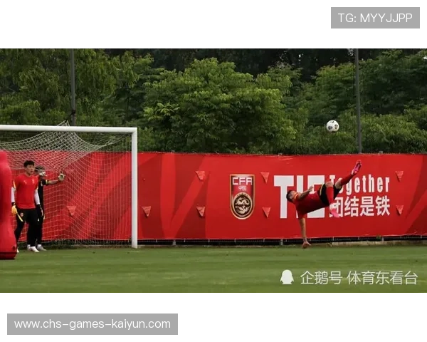 弗兰兹在训练中撑起高强度对抗